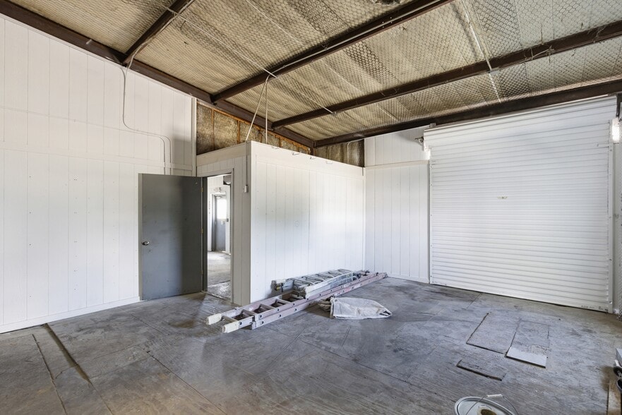 More Photos Of 1119 S Commercial Blvd, Arlington Warehouse For Lease