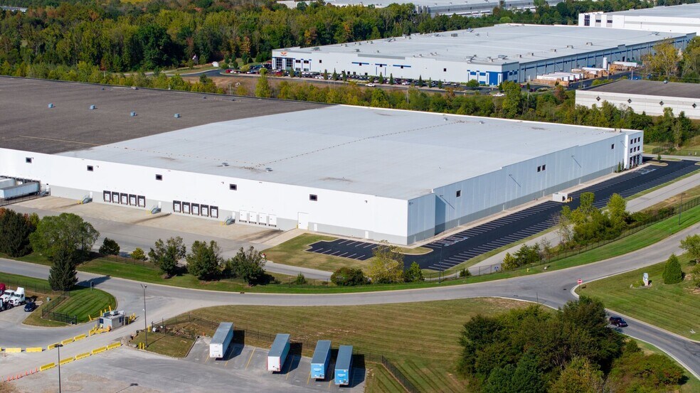 More Photos Of 700 Omega Pky, Shepherdsville Distribution For Lease