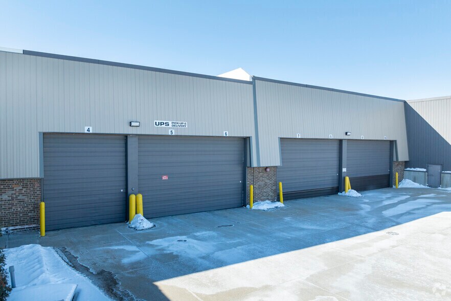 More Photos Of 951 Fargo Ave, Elk Grove Village Manufacturing For Lease
