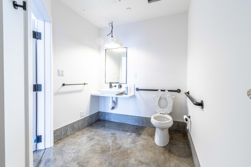 More Photos Of 2422 3rd St, San Francisco Storefront Retail Office For Lease