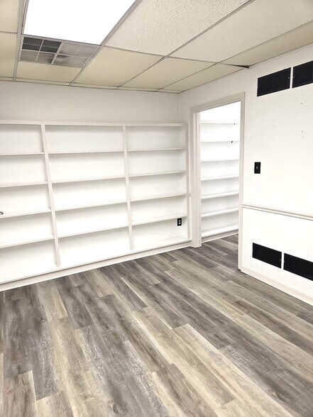 More Photos Of 5 S Carlisle St, Greencastle General Retail For Lease