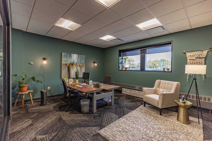 More Photos Of 402-404 E 4th St, Waterloo Office Residential For Sale