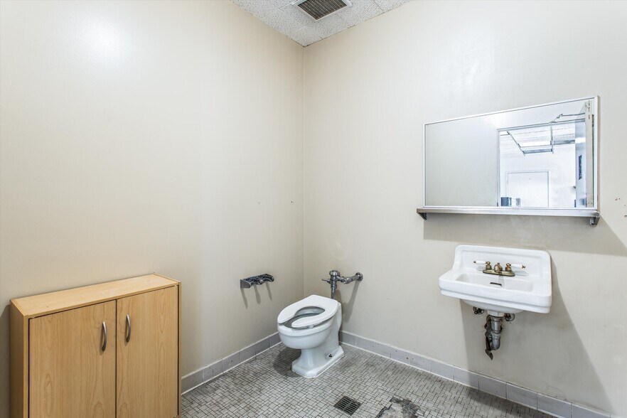More Photos Of 358 N 6th St, Colton Warehouse For Sale