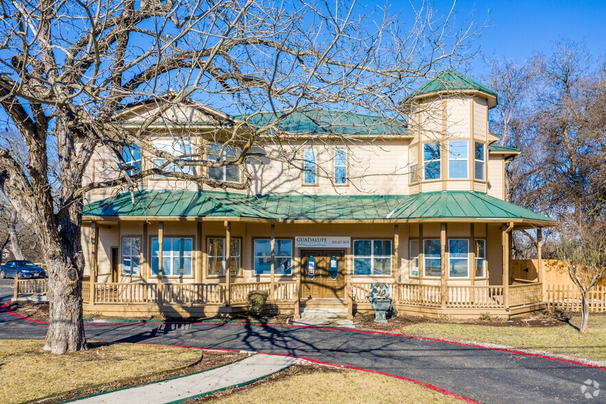 More Photos Of 921 Lakeview Blvd, New Braunfels Medical For Lease