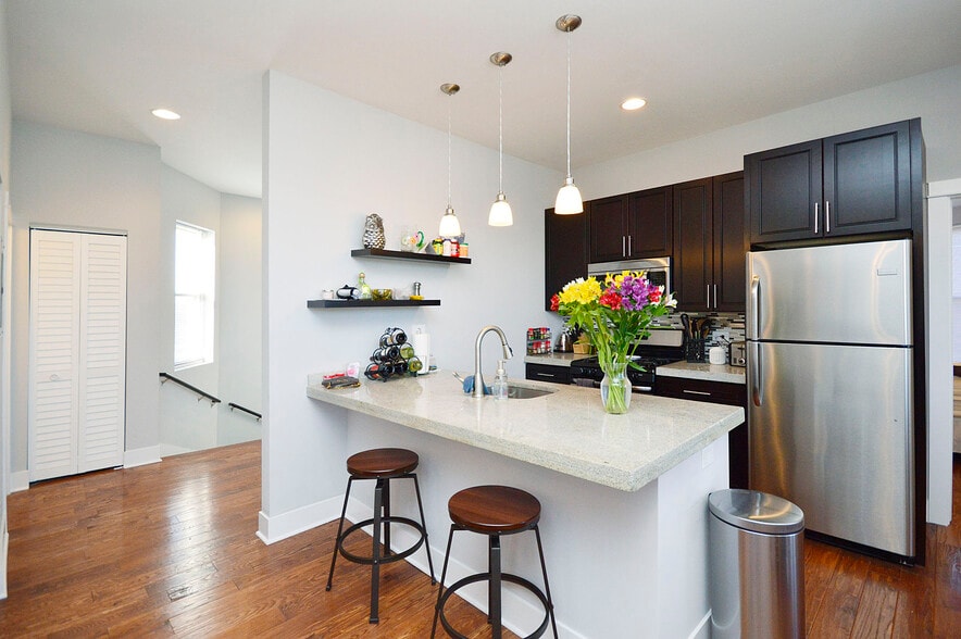 More Photos Of 1501 W Superior St, Chicago Apartments For Sale
