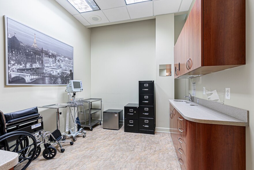 More Photos Of 7625 Maple Lawn Blvd, Fulton Medical For Lease