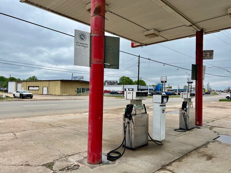 More Photos Of 1425 S Church St, Paris Freestanding For Sale