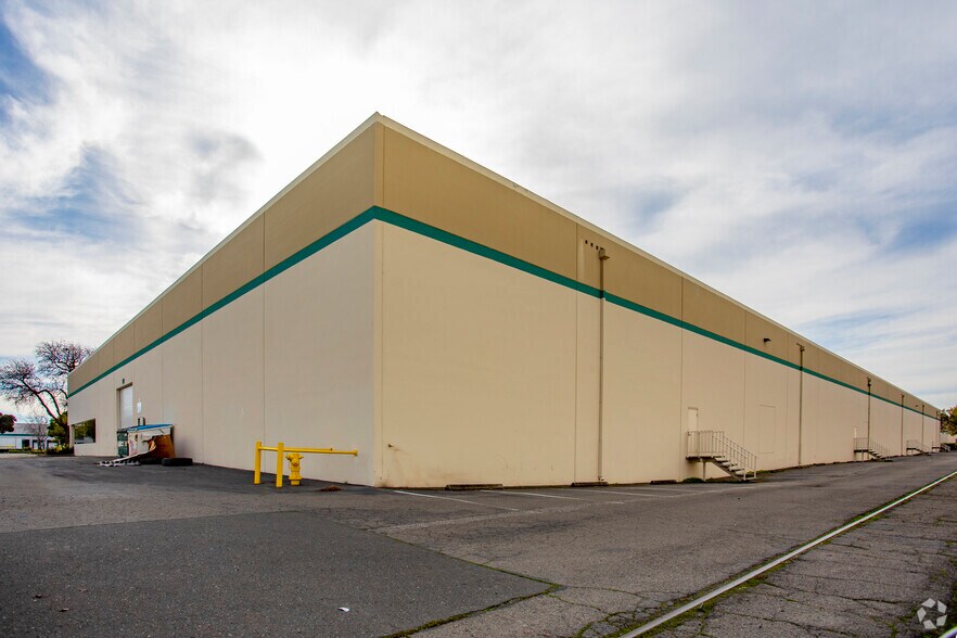 More Photos Of 2351-2357 Lincoln Ave, Hayward Warehouse For Lease