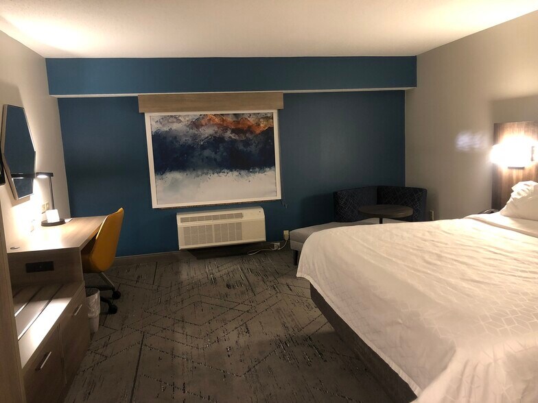 More Photos Of 3695 PA-31 East, Donegal Hotel For Sale