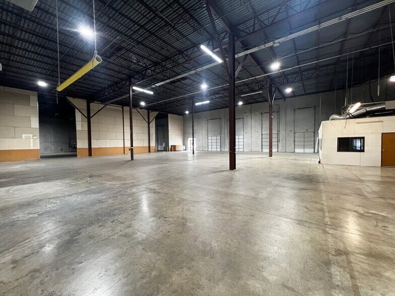 More Photos Of 5813 Distribution, San Antonio Warehouse For Lease