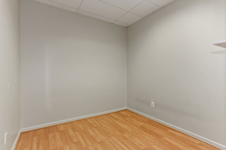 More Photos Of 4229 Lafayette Center Dr, Chantilly Business Park For Sale