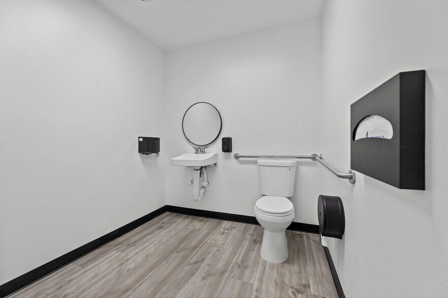 More Photos Of 2008 W Dorothea Ave, Visalia Freestanding For Lease