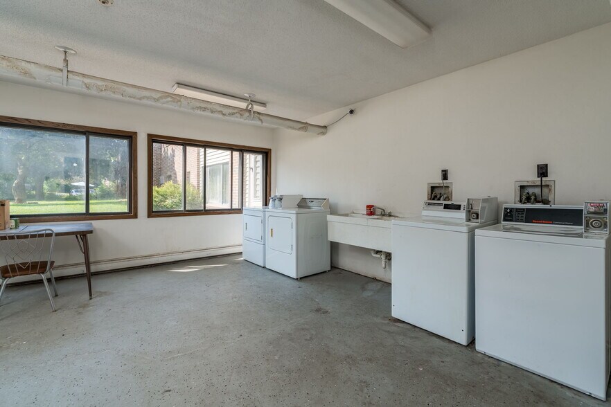 More Photos Of 3200 S Maple Ave, Slayton Apartments For Sale