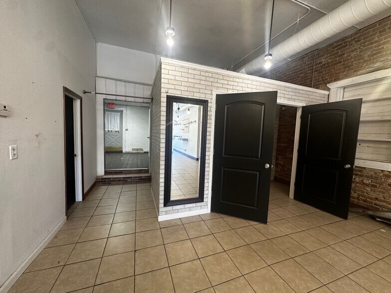 More Photos Of 521-523 N Riverfront Dr, Mankato Storefront Retail Office For Sale