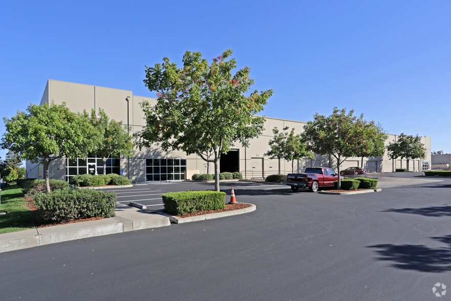 More Photos Of 8440 Rovana Cir, Sacramento Warehouse For Lease