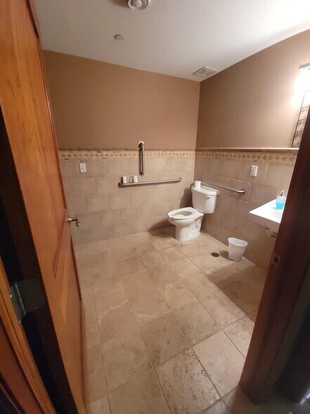 More Photos Of 13419 Fenway Blvd, Hugo Warehouse For Sale