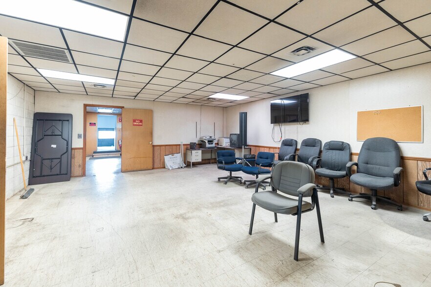 More Photos Of 2025 Eureka Rd, Wyandotte Flex For Sale
