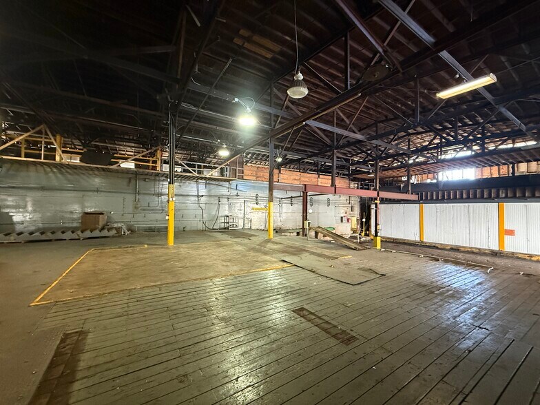 More Photos Of 650 Avenue R SW, Winter Haven Distribution For Sale