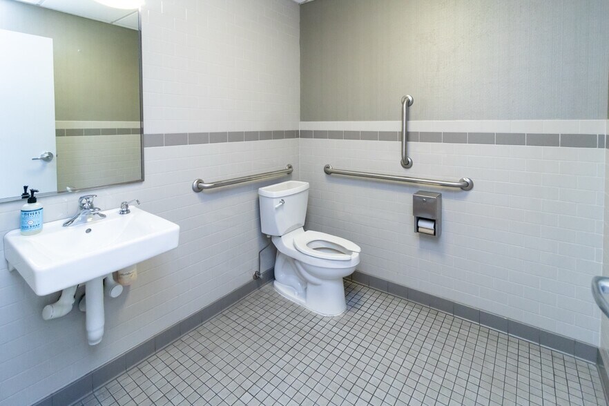 More Photos Of 2400 N Ashland Ave, Chicago Medical For Lease
