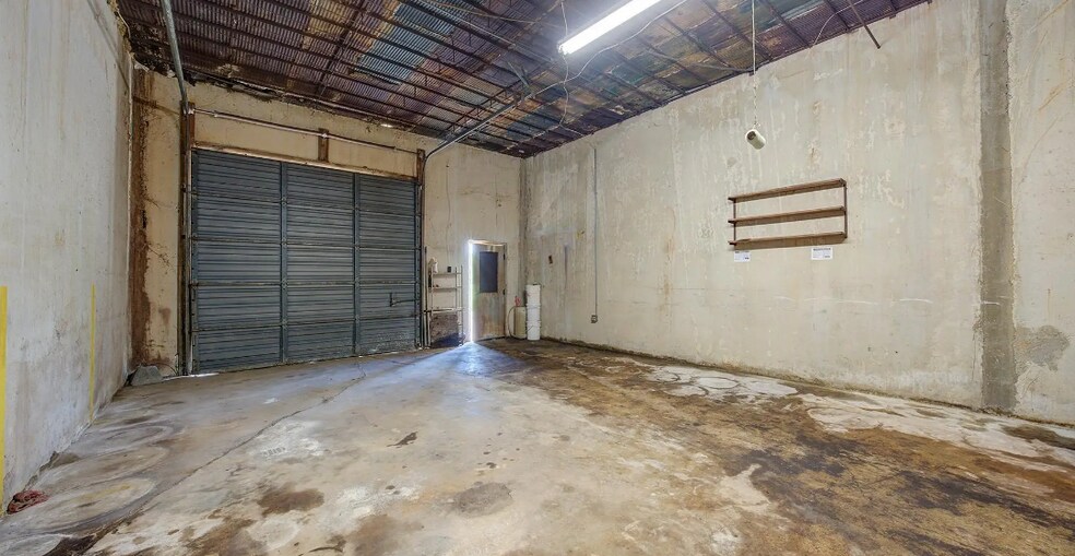 More Photos Of 1605 E Avenue A, Hooks Warehouse For Sale