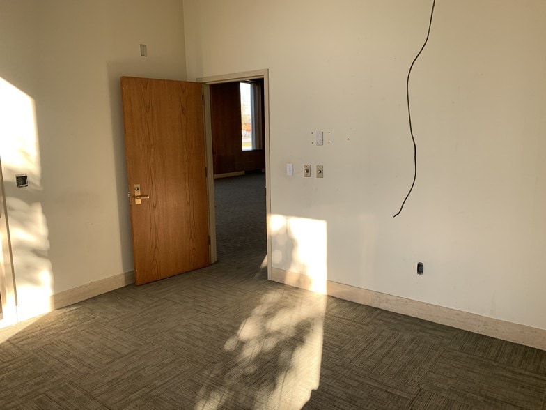 More Photos Of 4 Plaza Way, Fairhaven Bank For Lease
