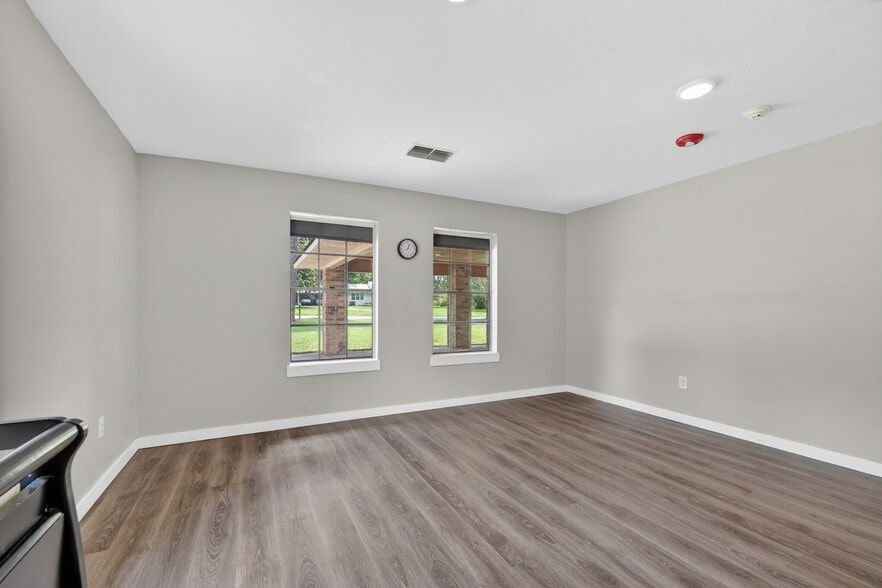 More Photos Of 109 Jasper Dr, Marshall Office For Sale