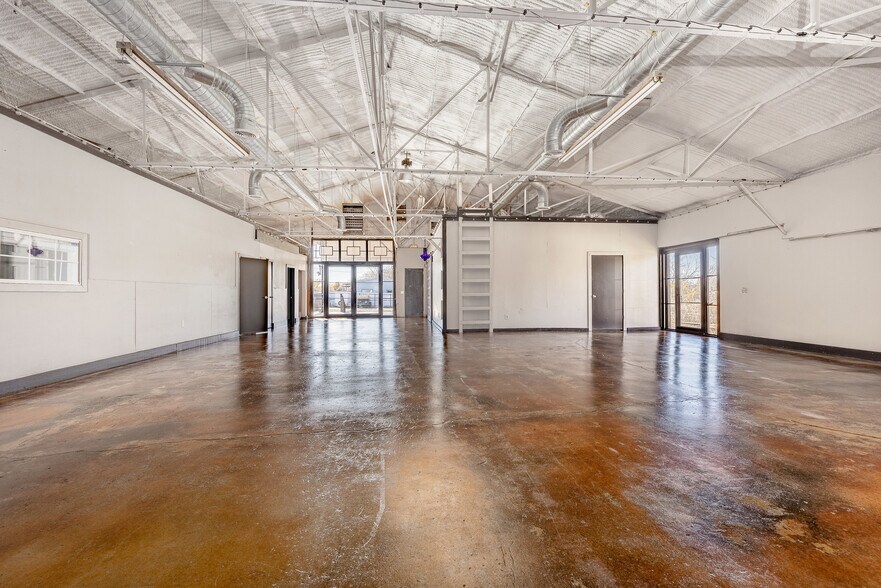 More Photos Of 1024 S First St, Sherman Warehouse For Lease