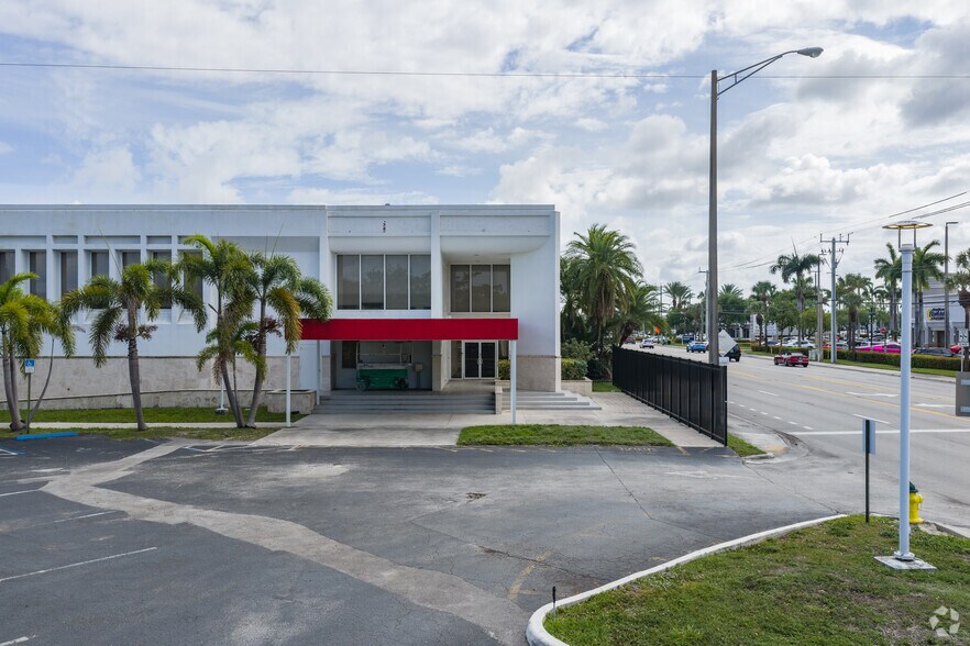 More Photos Of 5100 N Dixie Hwy, Oakland Park Office For Sale