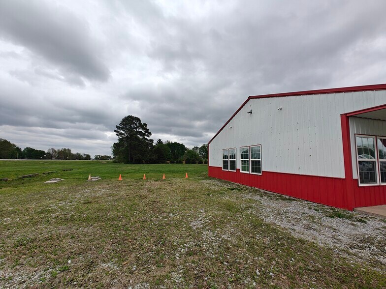 More Photos Of 430 N Brent Ln, West Siloam Springs General Retail For Lease