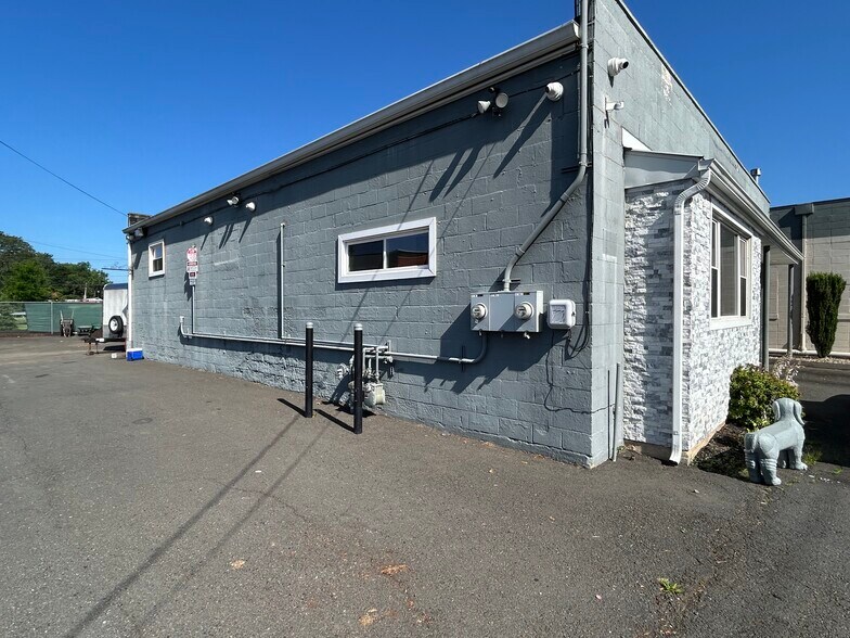 Primary Photo Of 151 Kitts Ln, Newington Freestanding For Sale
