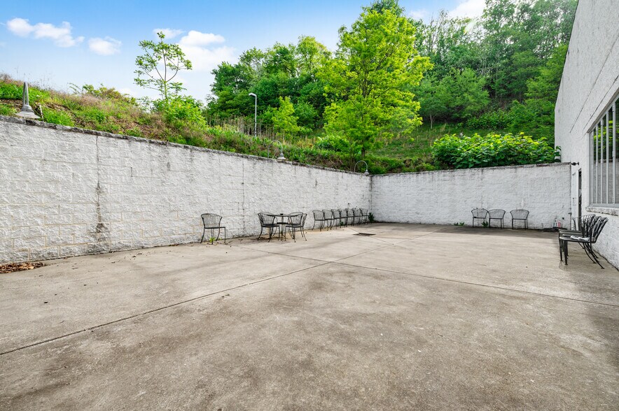 More Photos Of 5400 William Penn Hwy, Export Restaurant For Sale