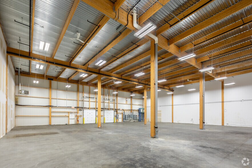 More Photos Of 1400-1460 Boul De L'innovation, Bromont Industrial For Lease