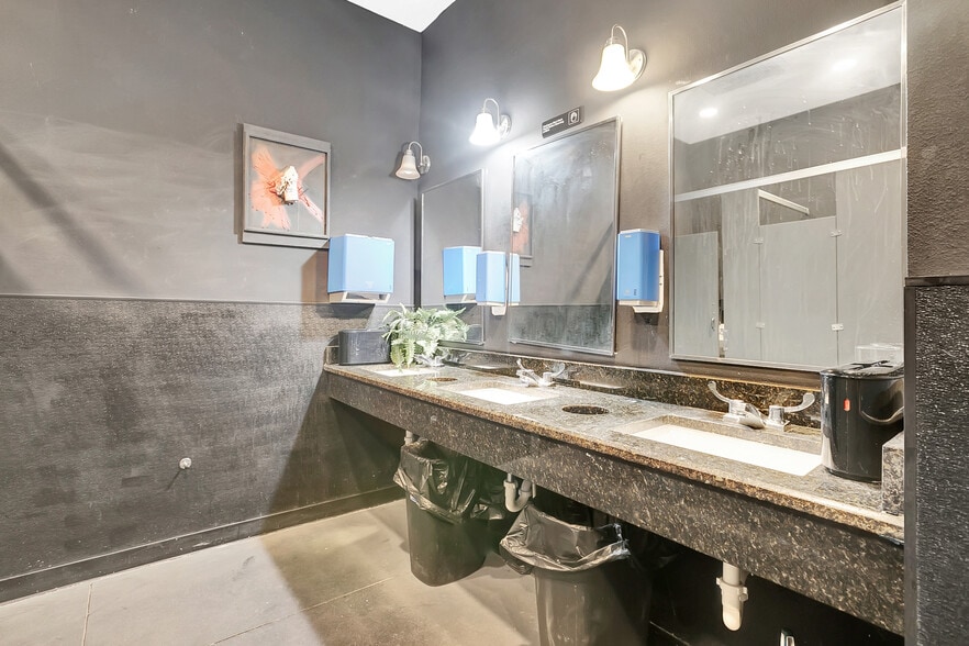 More Photos Of 122 S Howard Ave, Tampa Restaurant For Lease