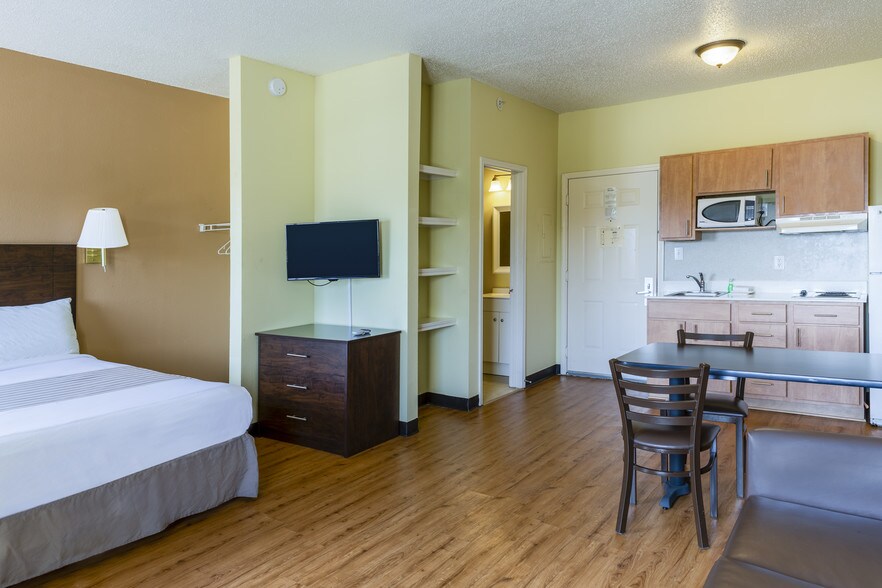 More Photos Of 1920 Lakepointe Dr, Lewisville Hotel For Sale