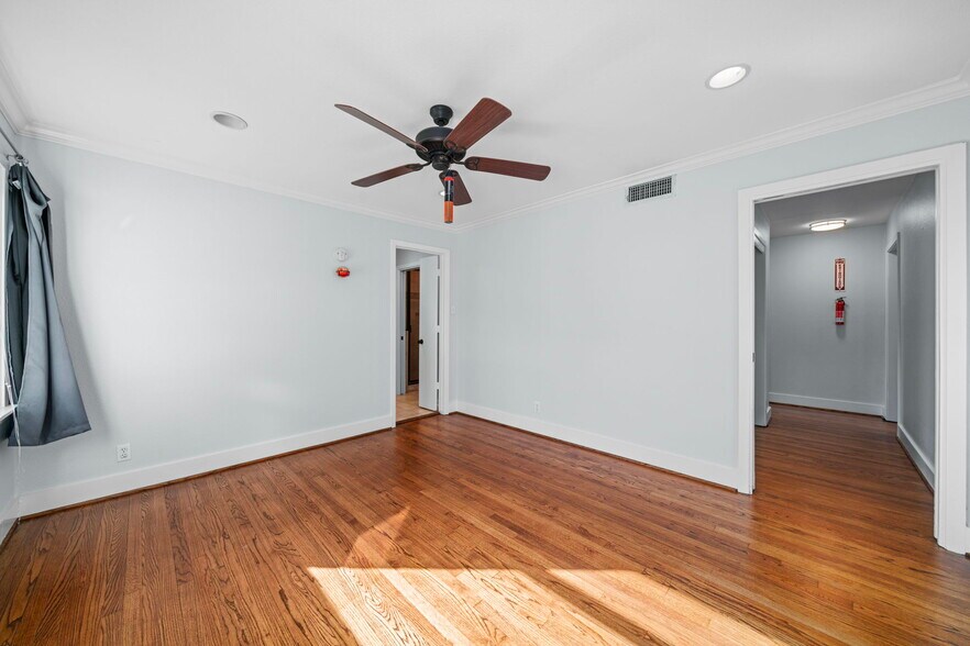 More Photos Of 1723 Campbell Rd, Houston Office Residential For Lease