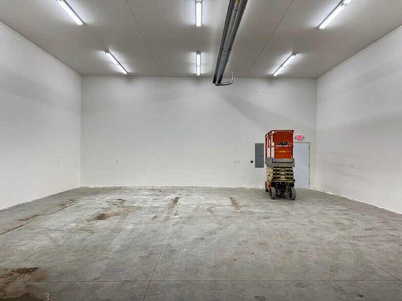 More Photos Of 3212 Airway Ave, Bismarck Light Distribution For Sale