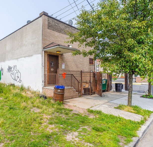 More Photos Of 615 Orange St, Newark Freestanding For Sale