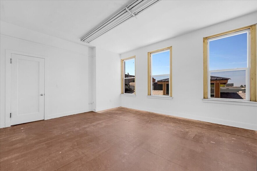 More Photos Of 100 W 7th St, Hanford Storefront Retail Office For Sale