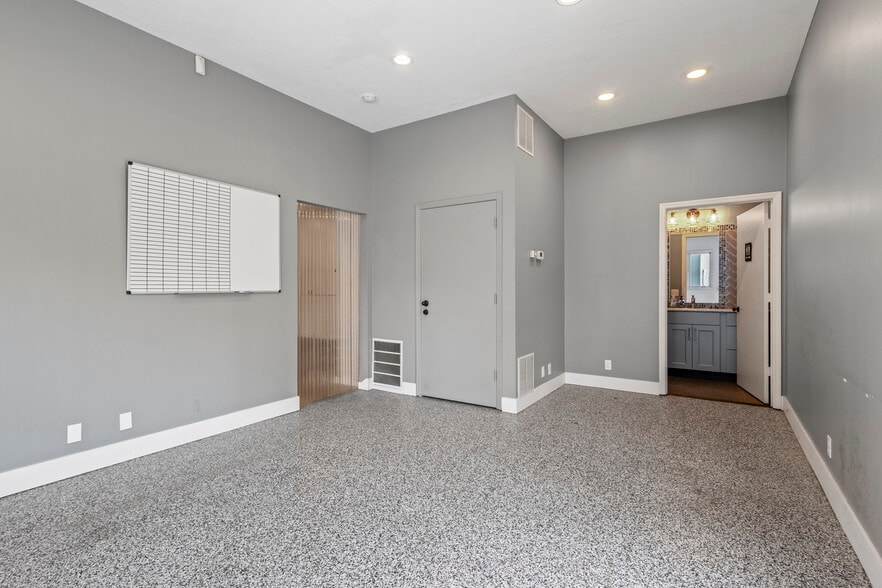 More Photos Of 1110 Applewood Dr, Papillion Warehouse For Sale