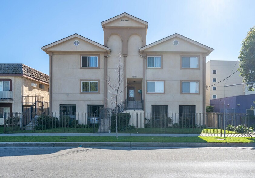 Primary Photo Of 13430 Victory Blvd, Van Nuys Apartments For Sale