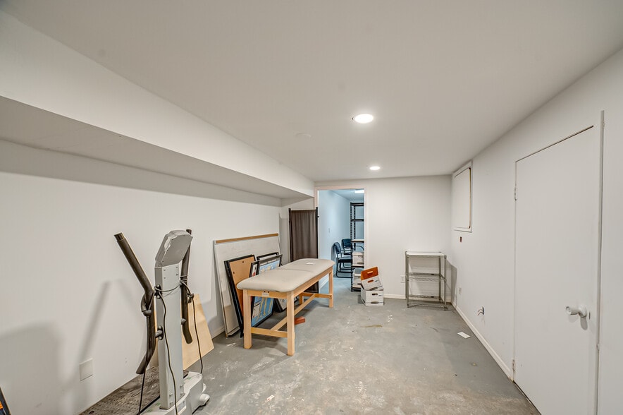 More Photos Of 24 Railroad Ave, Patchogue Office For Sale