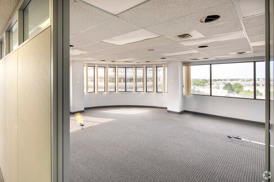 More Photos Of 700 Dorval Dr, Oakville Unknown For Lease