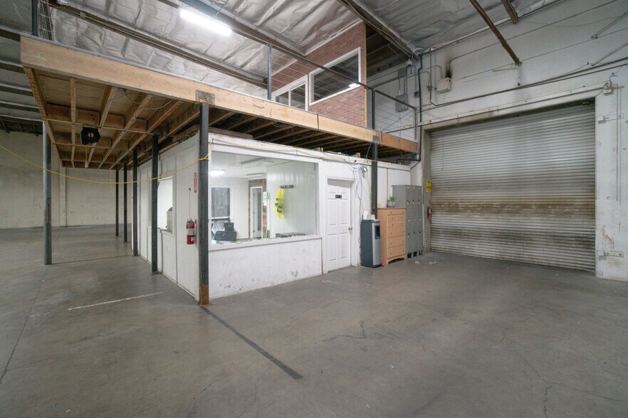 More Photos Of 13501 S Main St, Los Angeles Warehouse For Lease