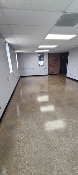 More Photos Of 1904 E Spruce St, Olathe Warehouse For Lease