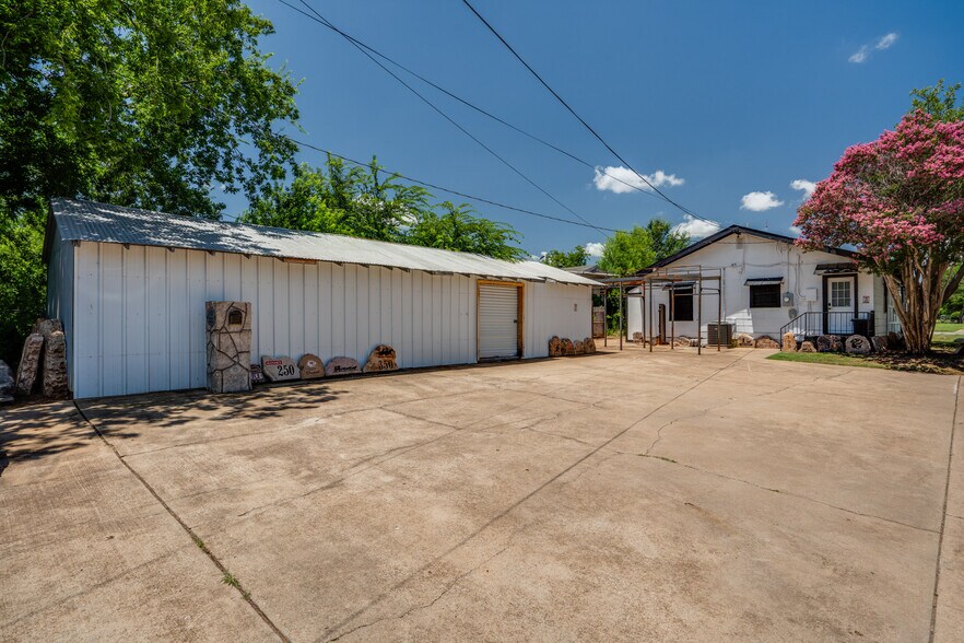 More Photos Of 1601 Kemp Blvd, Wichita Falls Showroom For Lease