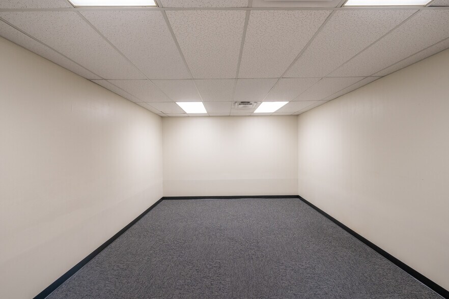 More Photos Of 1030 Ellis Rd N, Jacksonville Warehouse For Lease