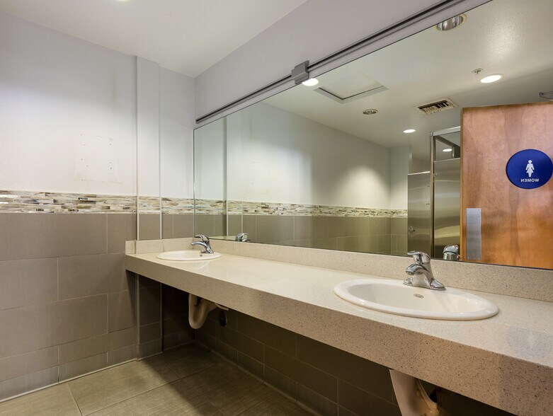 More Photos Of 4005 Highland Ave, Manhattan Beach Storefront Retail Office For Lease