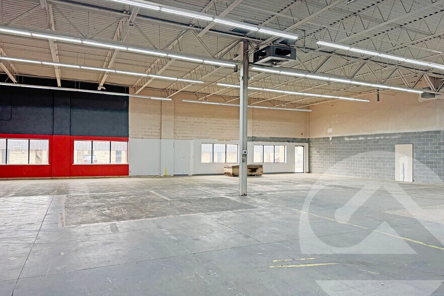 More Photos Of 32535-32553 Schoolcraft Rd, Livonia Warehouse For Lease