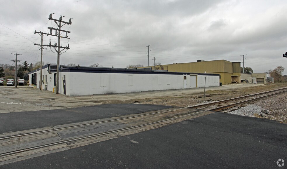 More Photos Of 740 W Oakland Ave, Port Washington Manufacturing For Lease