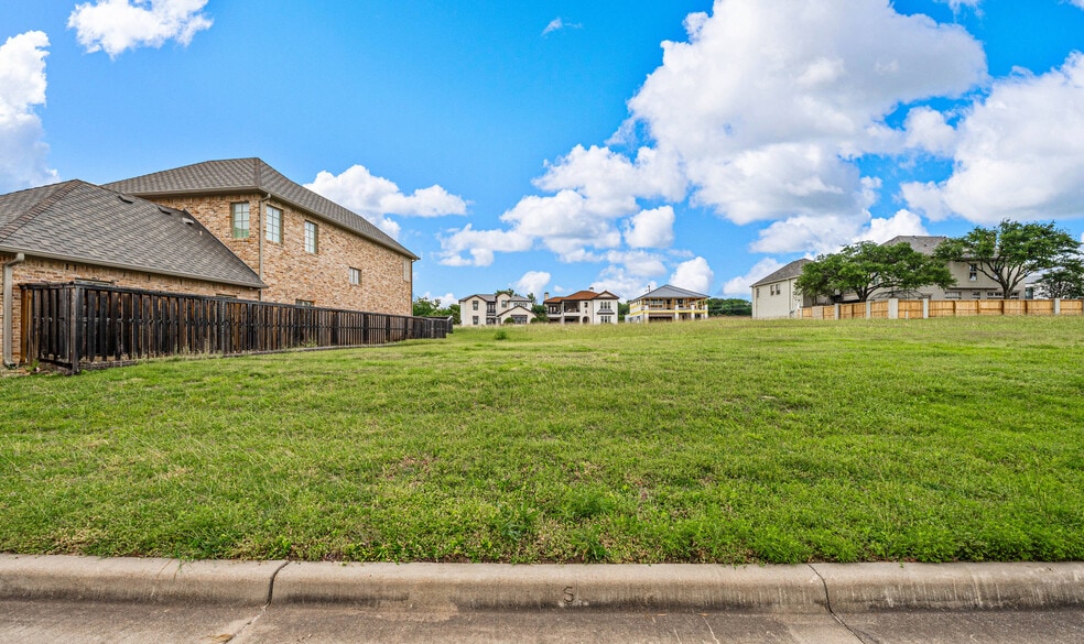 More Photos Of The Enclave, Waco Land For Sale